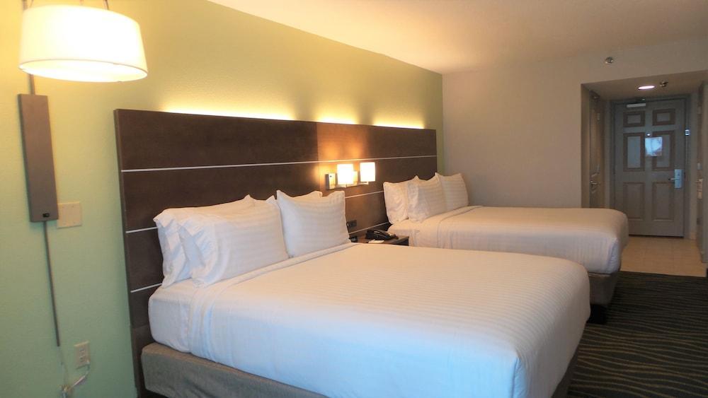 Holiday Inn Express & Suites Oceanfront Daytona Beach Shores By Ihg Bagian luar foto
