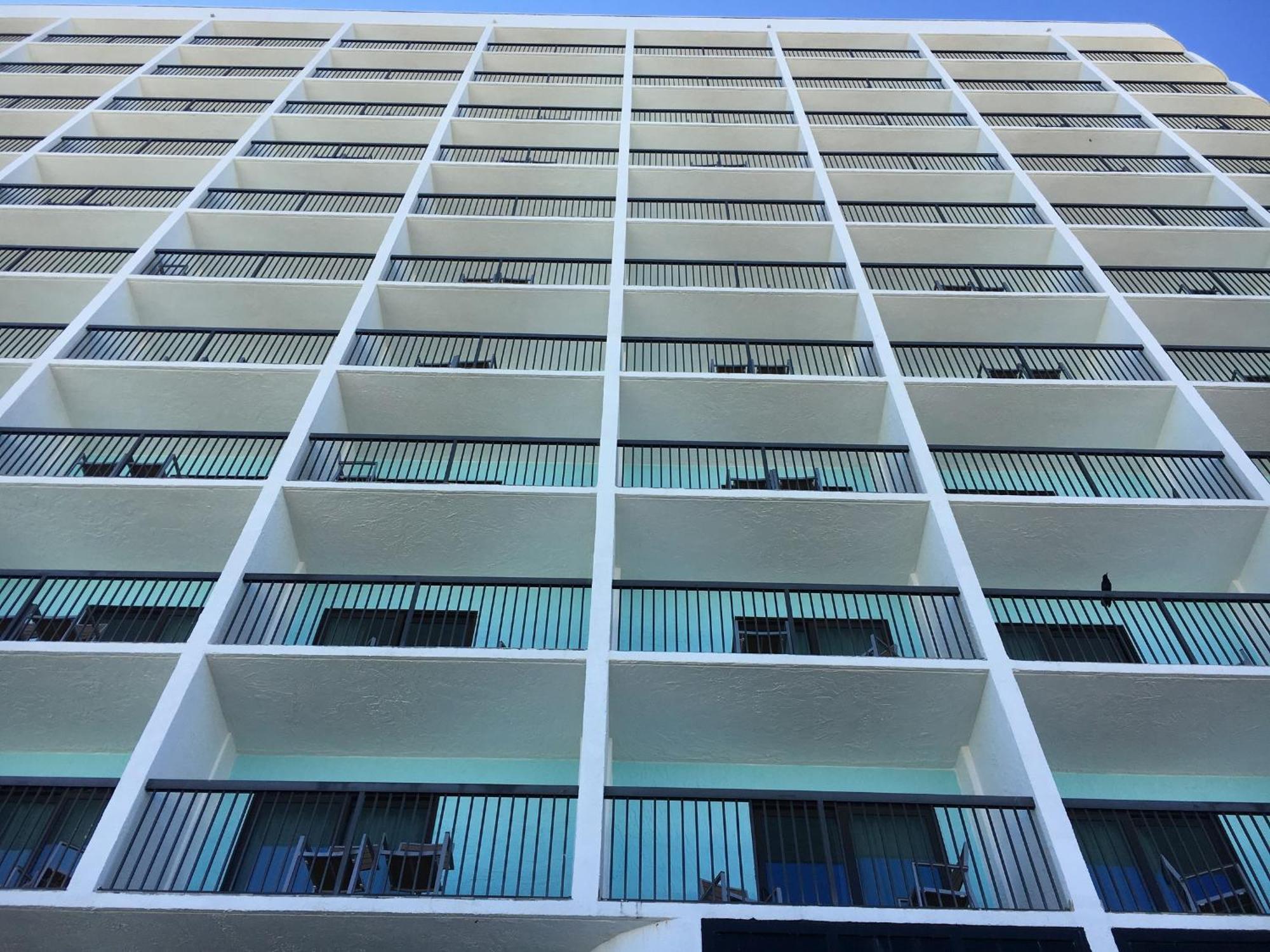Holiday Inn Express & Suites Oceanfront Daytona Beach Shores By Ihg Bagian luar foto