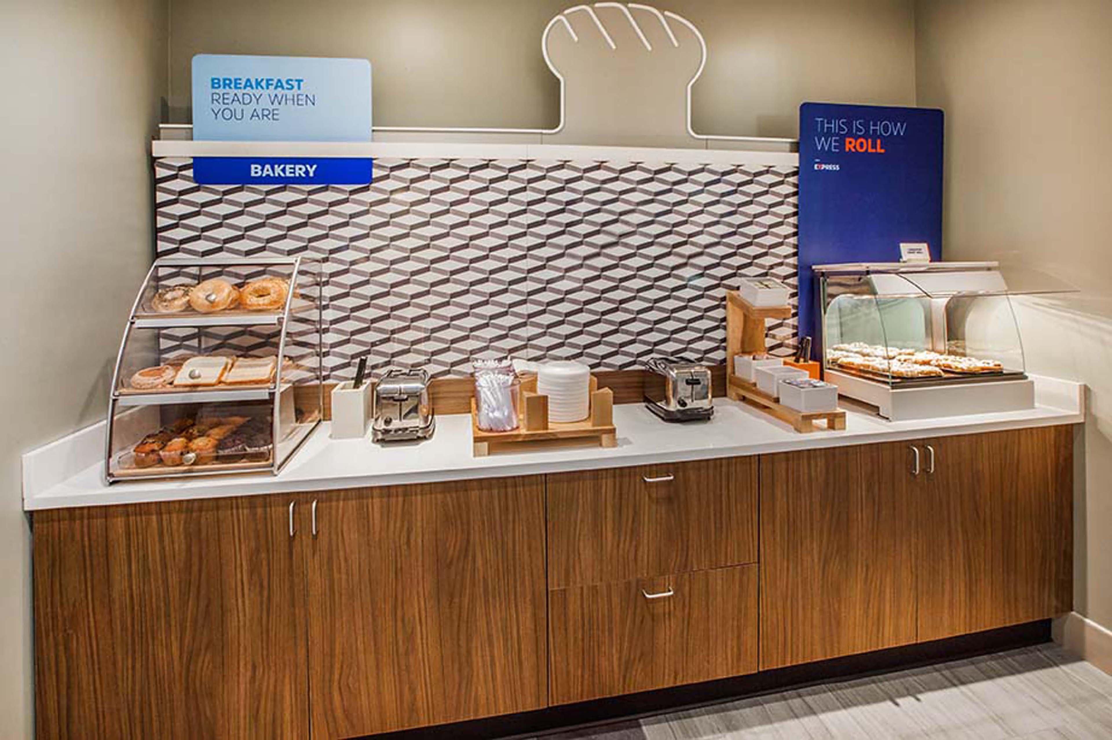 Holiday Inn Express & Suites Oceanfront Daytona Beach Shores By Ihg Bagian luar foto