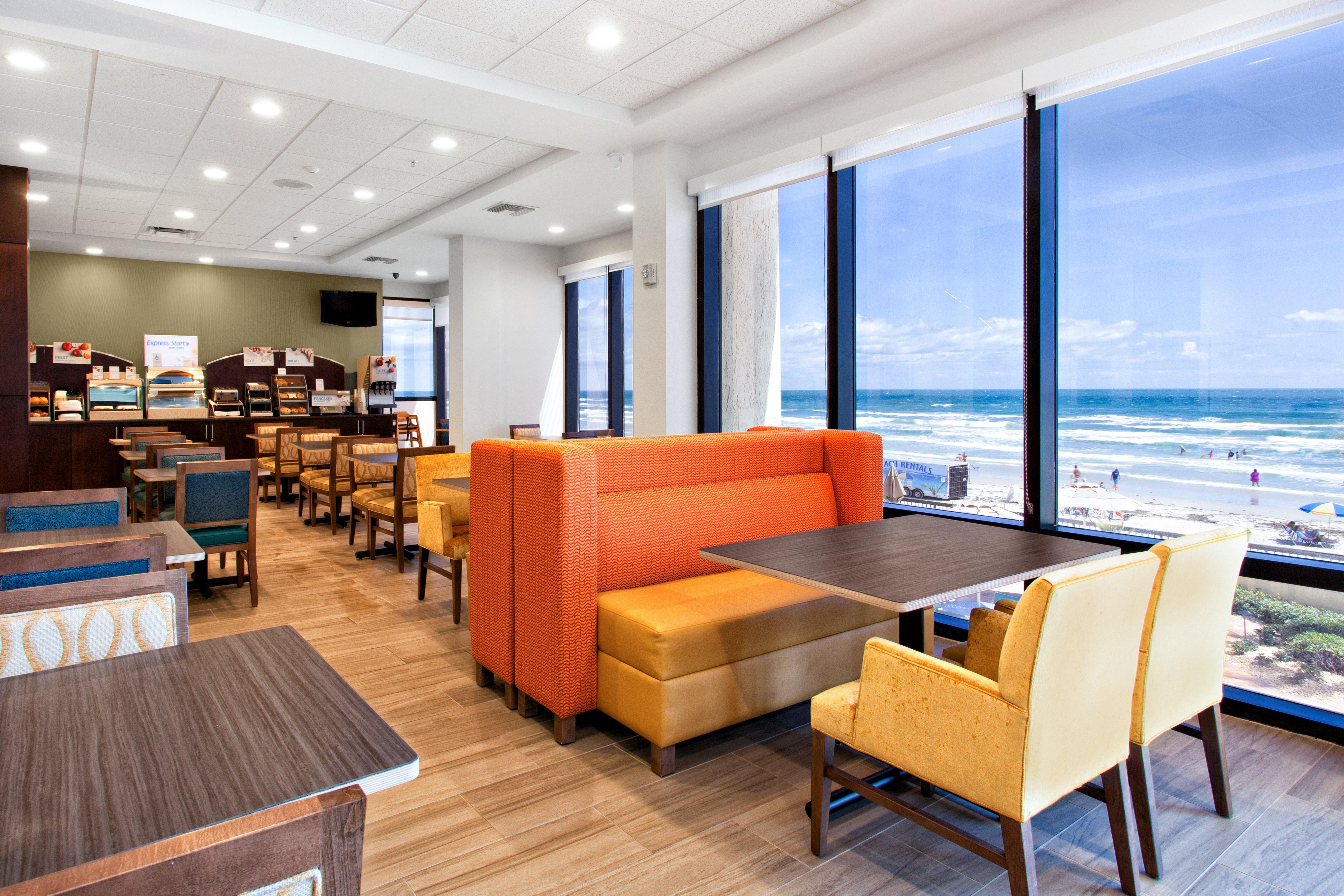 Holiday Inn Express & Suites Oceanfront Daytona Beach Shores By Ihg Bagian luar foto