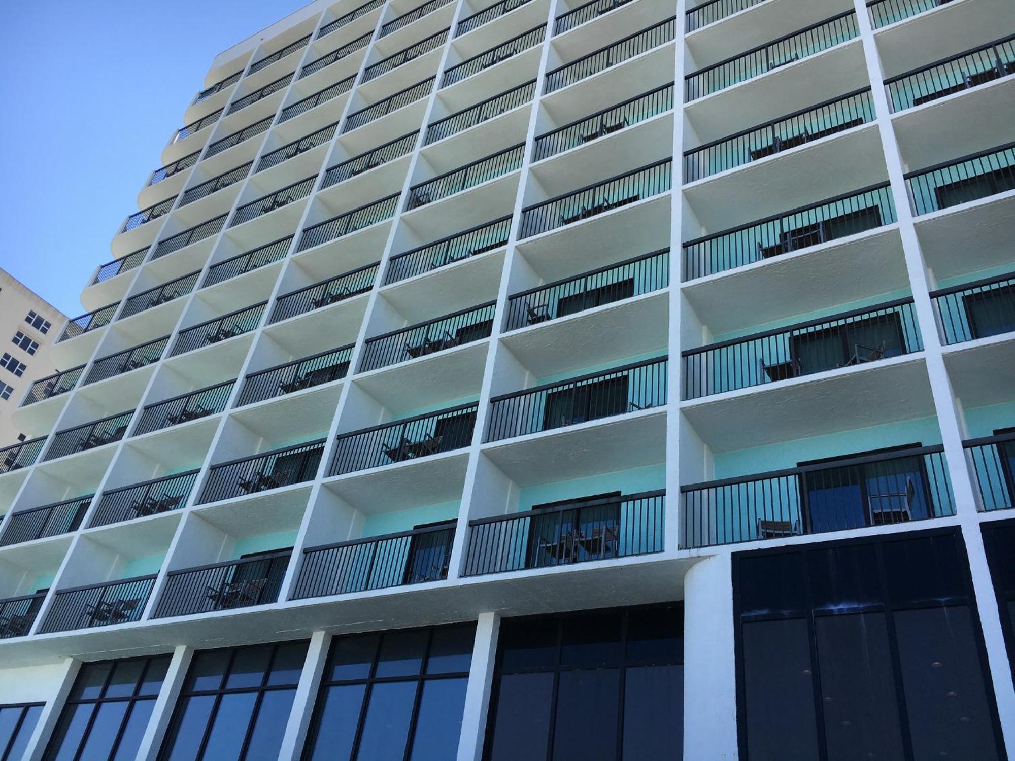 Holiday Inn Express & Suites Oceanfront Daytona Beach Shores By Ihg Bagian luar foto