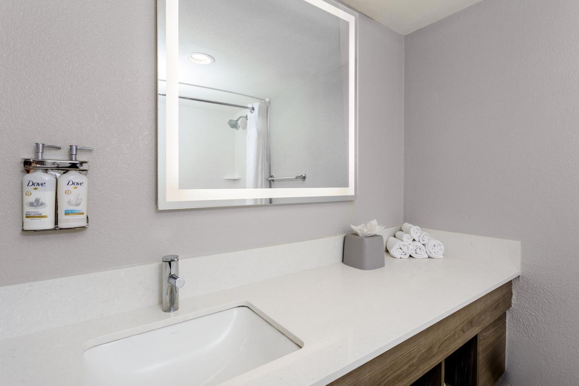 Holiday Inn Express & Suites Oceanfront Daytona Beach Shores By Ihg Bagian luar foto