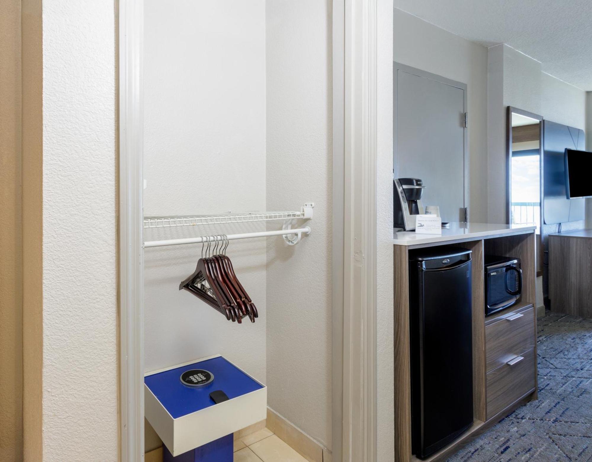 Holiday Inn Express & Suites Oceanfront Daytona Beach Shores By Ihg Bagian luar foto