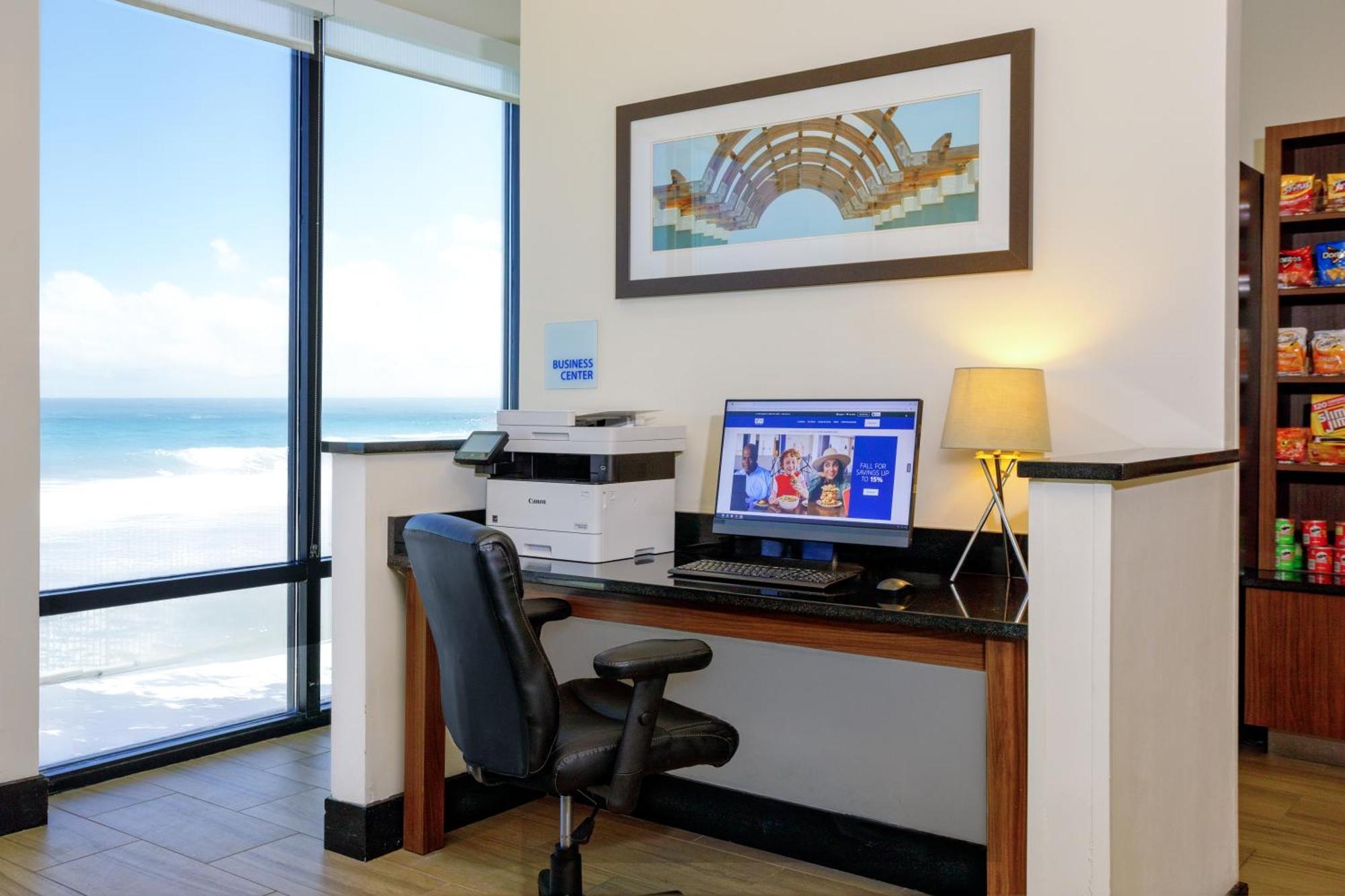 Holiday Inn Express & Suites Oceanfront Daytona Beach Shores By Ihg Bagian luar foto