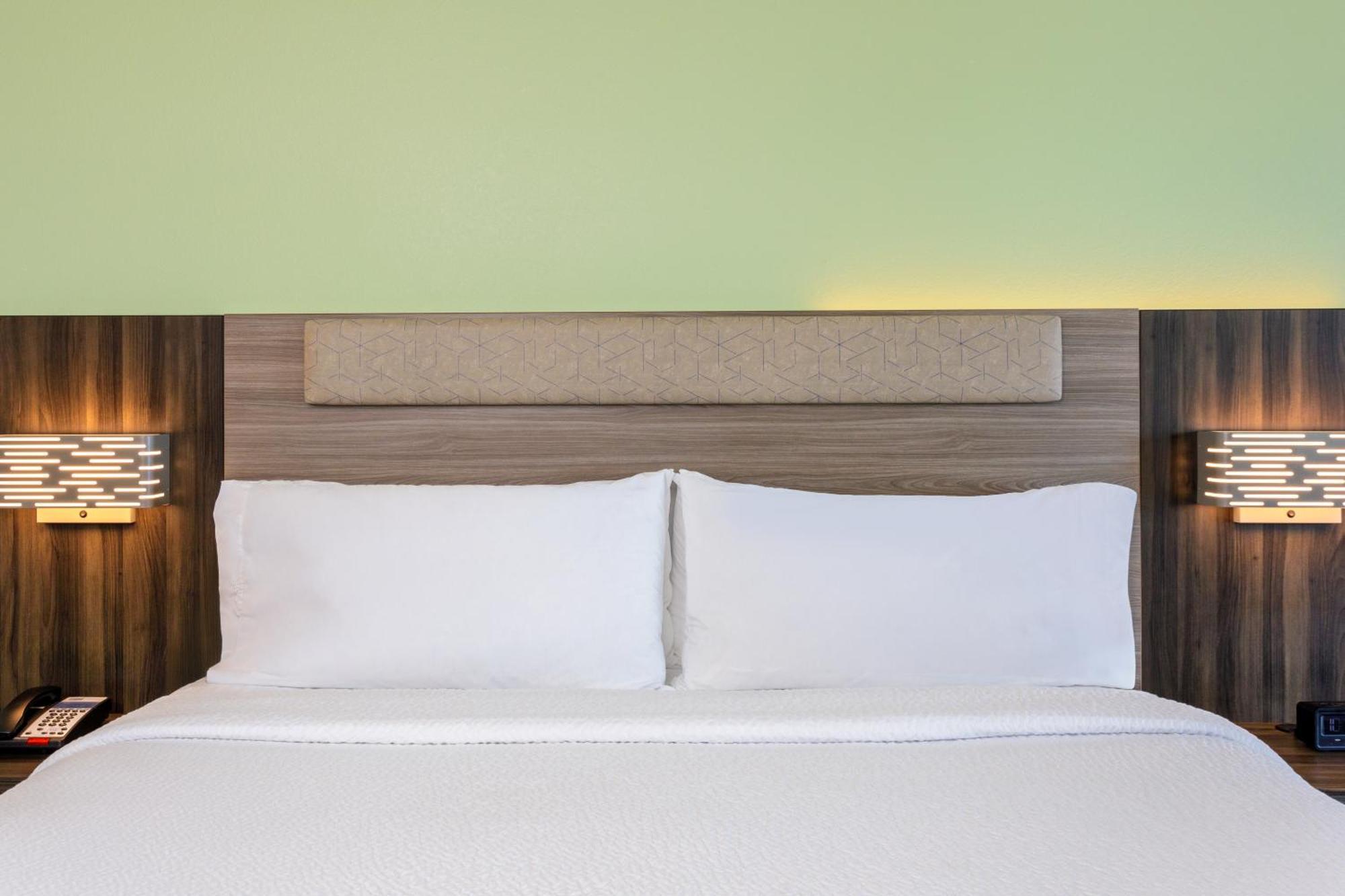Holiday Inn Express & Suites Oceanfront Daytona Beach Shores By Ihg Bagian luar foto