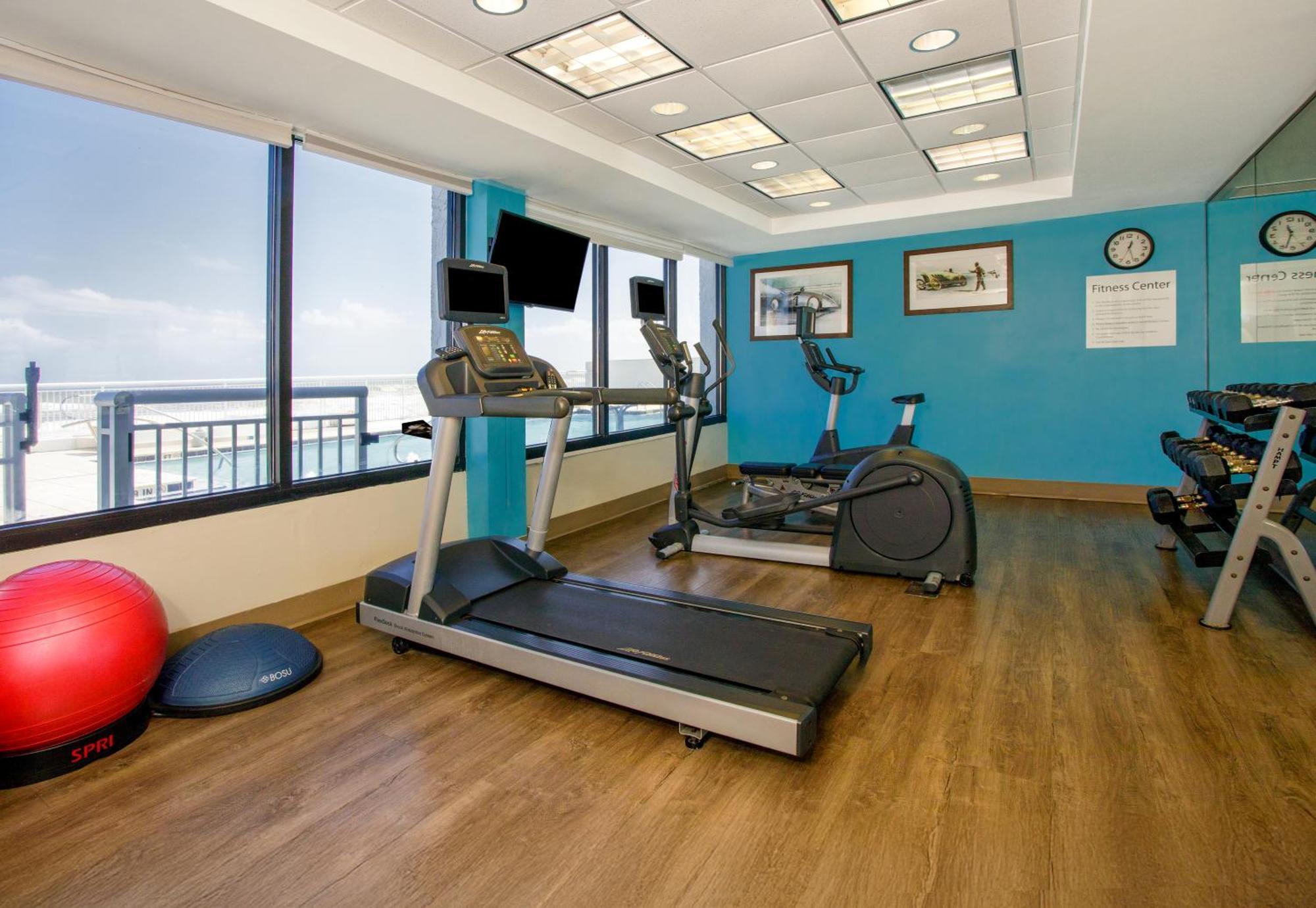 Holiday Inn Express & Suites Oceanfront Daytona Beach Shores By Ihg Bagian luar foto