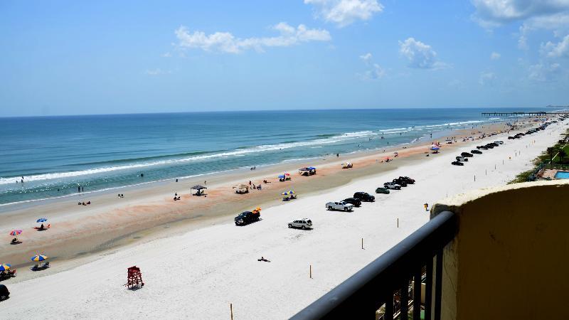 Holiday Inn Express & Suites Oceanfront Daytona Beach Shores By Ihg Bagian luar foto